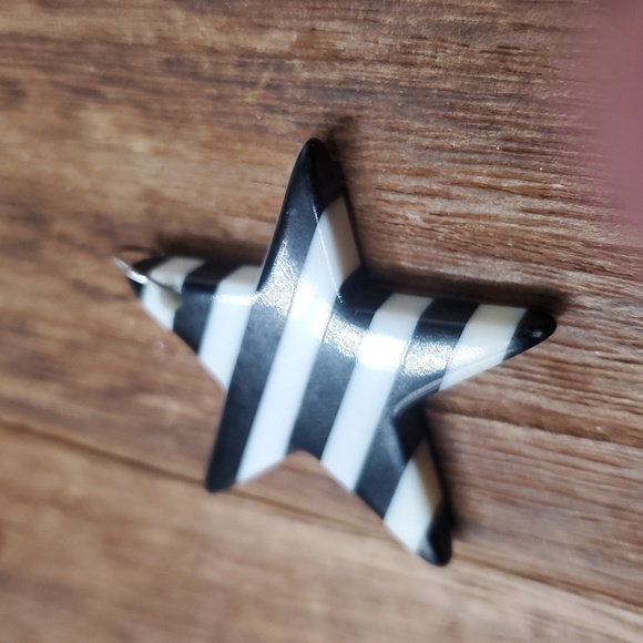 P301 Black And White Star Pendant‎ - Picture 2 of 2